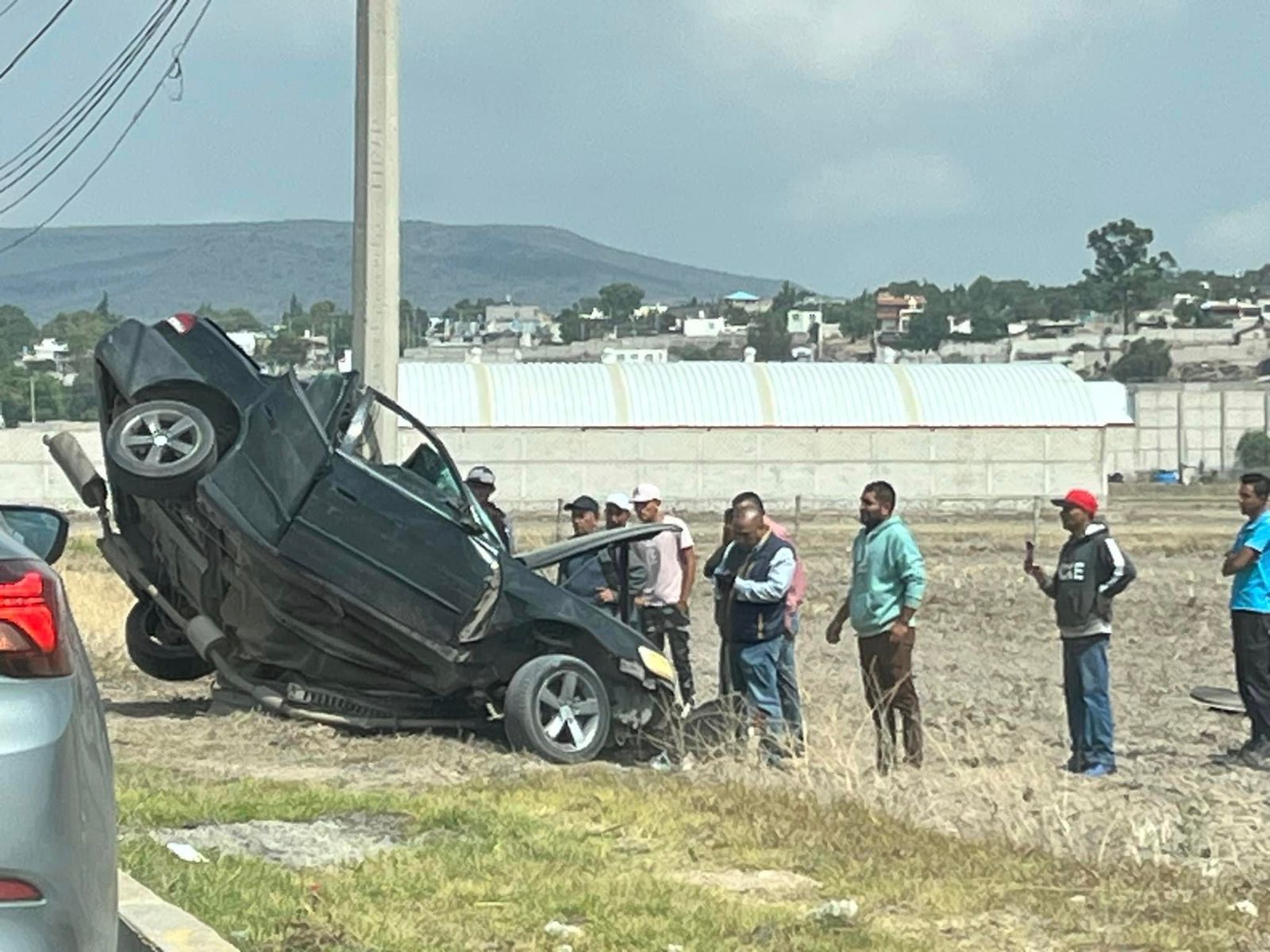 ¡Brutal accidente! Automóvil choca contra poste en bulevar de acceso a Acayuca