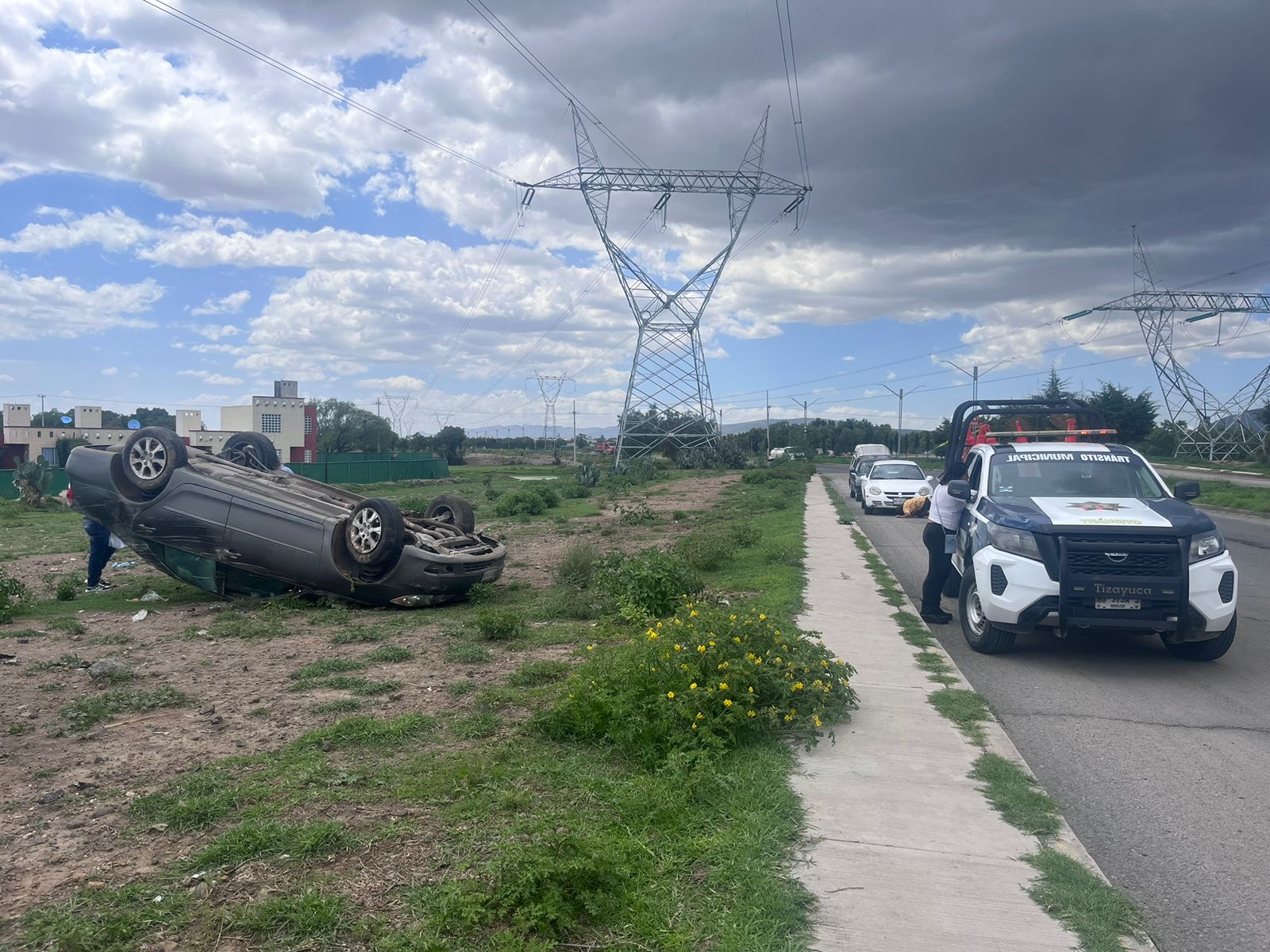 Vuelca automóvil en bulevar Las Torres