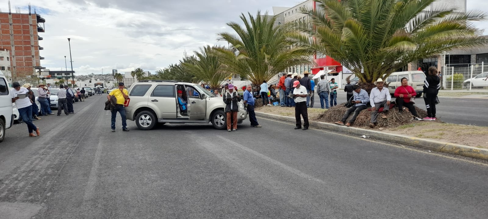 Manifestación de campesinos afecta tráfico en Pachuca: Camino Real de la Plata bloqueada