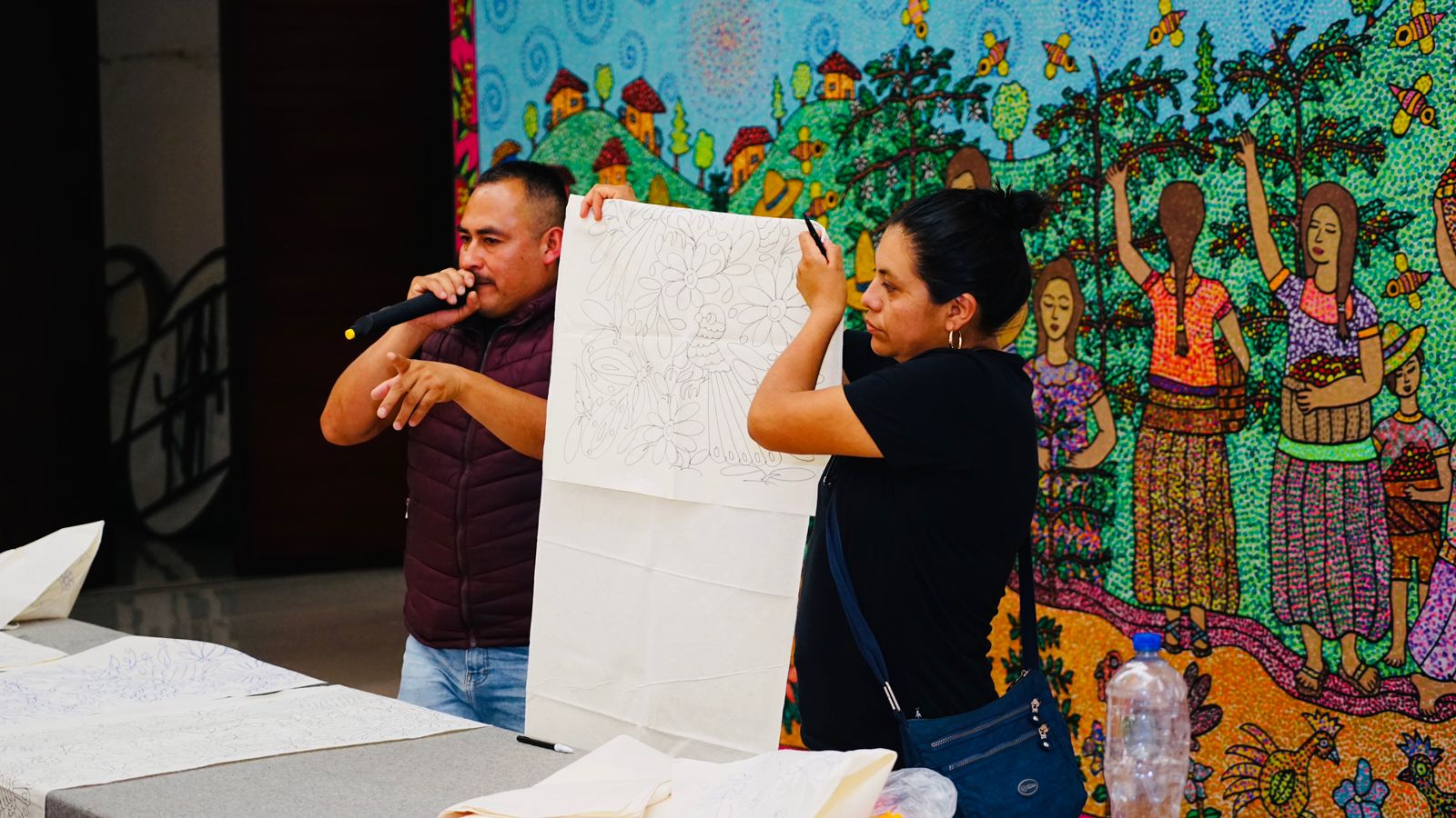 Dibujantes de tenangos imparten ponencia de cómo usar sus diseños en Xicotepec