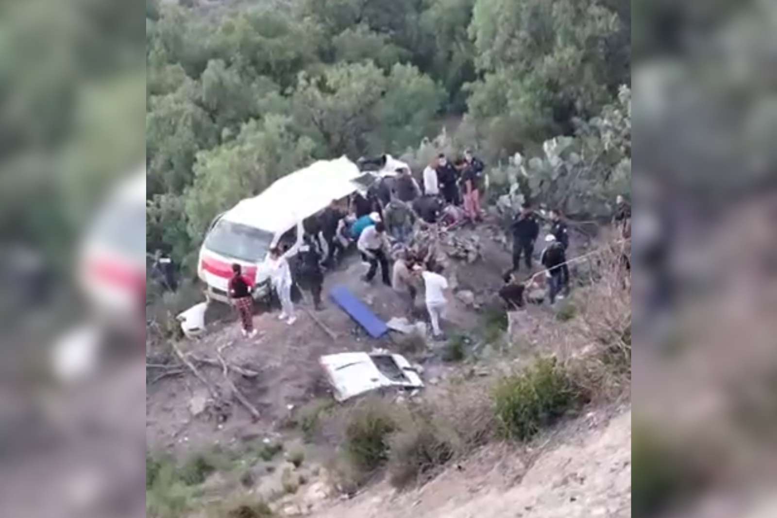 ÚLTIMA HORA: vuelca combi en el Corredor de la Montaña, un menor muerto