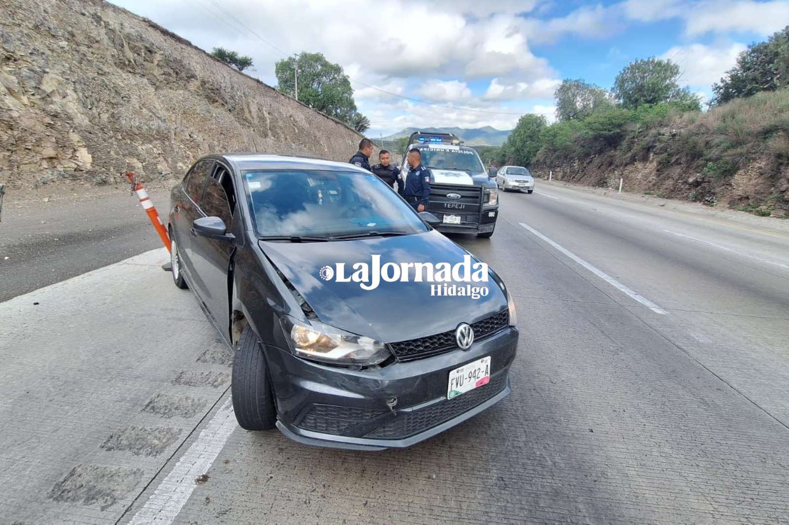 Hallan vehículo abandonado con impacto de arma de fuego en Hidalgo