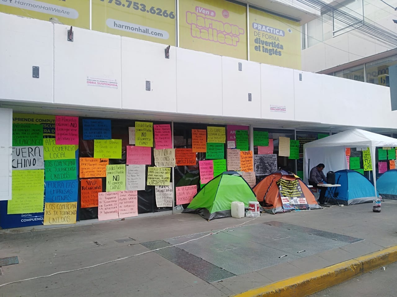 Tulancingo: Comerciantes no quitarán plantón hasta que nieguen permiso a tienda china