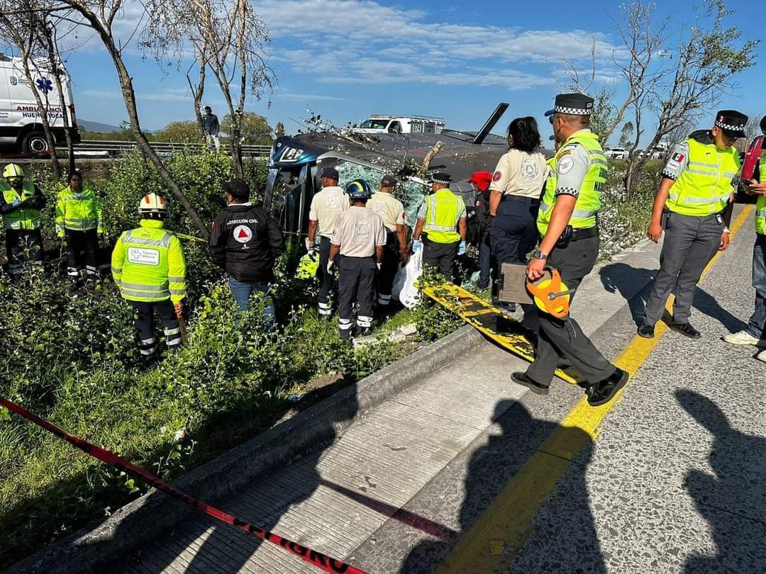 Autopista México-Querétaro: 7 muertos tras volcadura de autobús