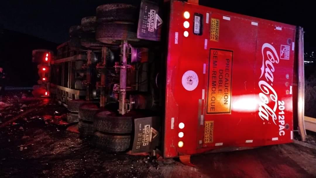 Mineral de la Reforma: vuelca camión de Coca-Cola en corredor de la montaña