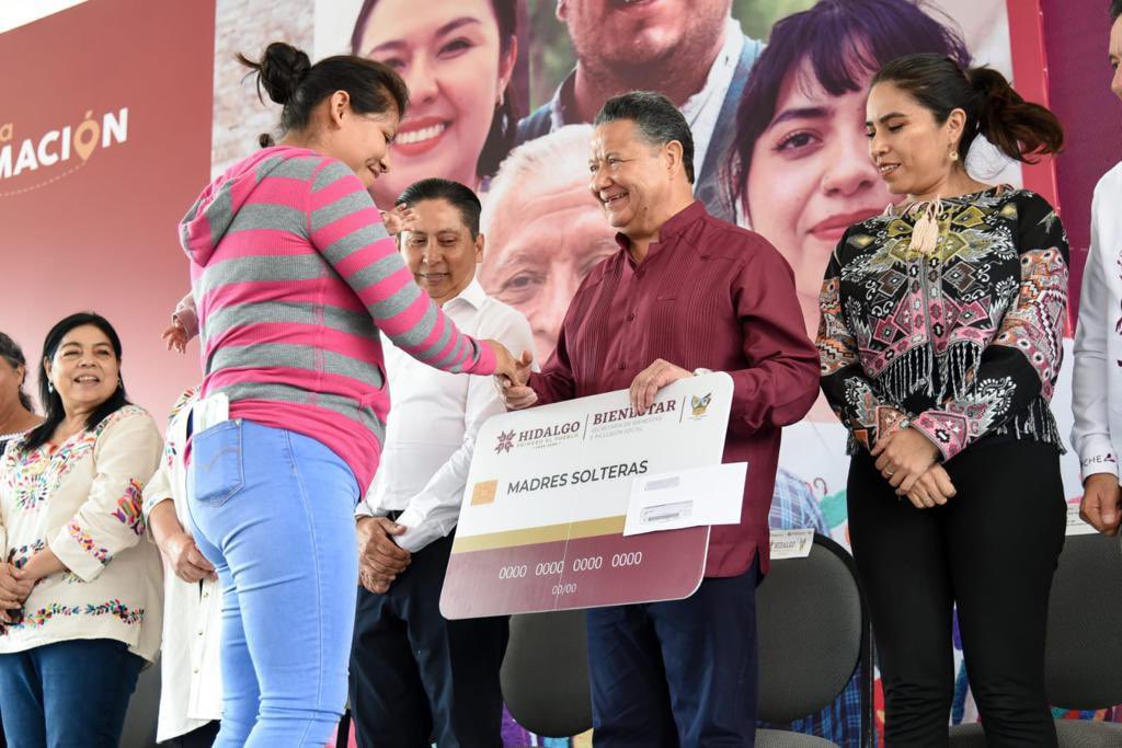 Julio Menchaca entrega cuartos dormitorio en Tasquillo