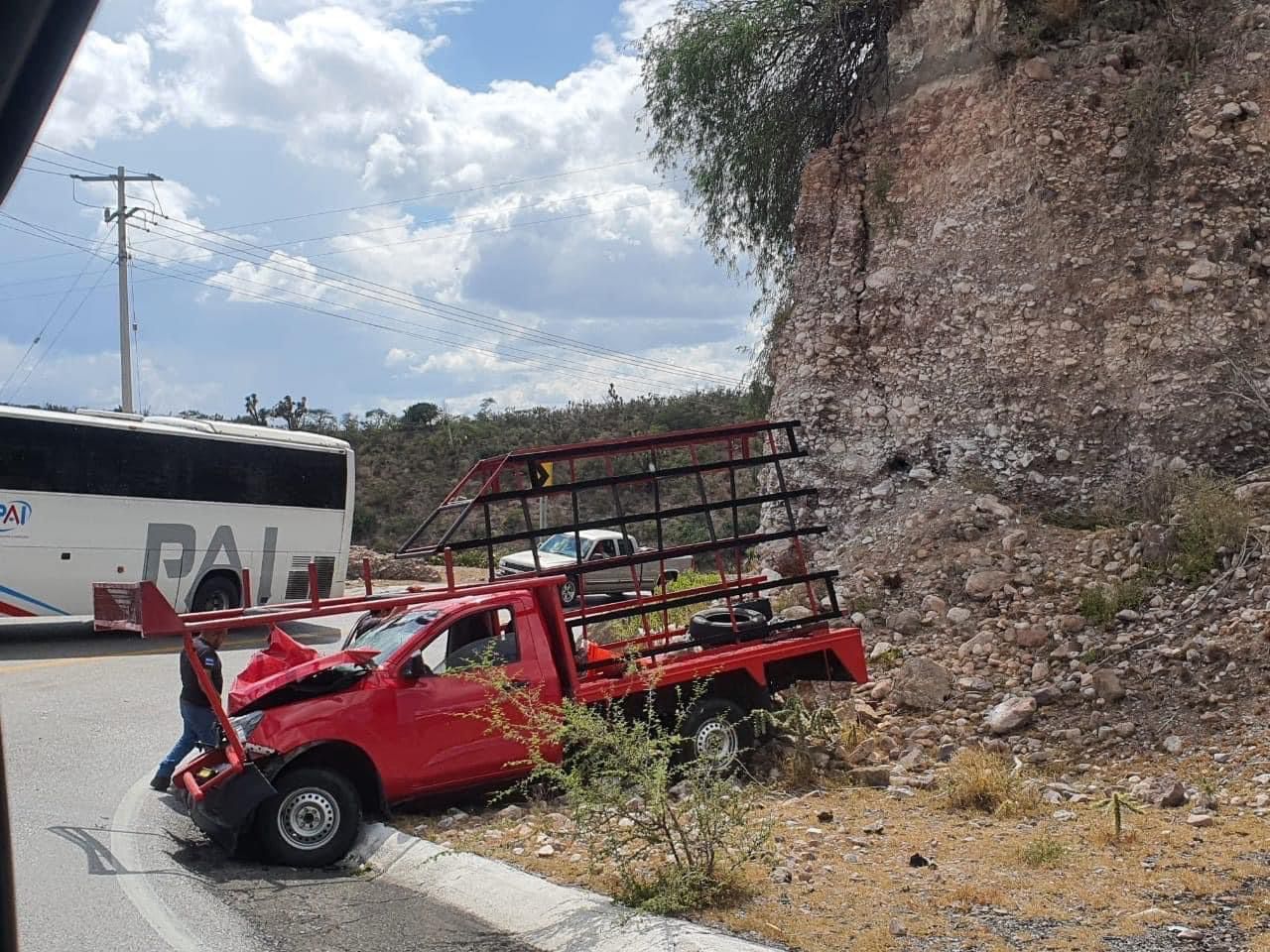 Carretera México-Laredo: accidente entre autobús y camioneta