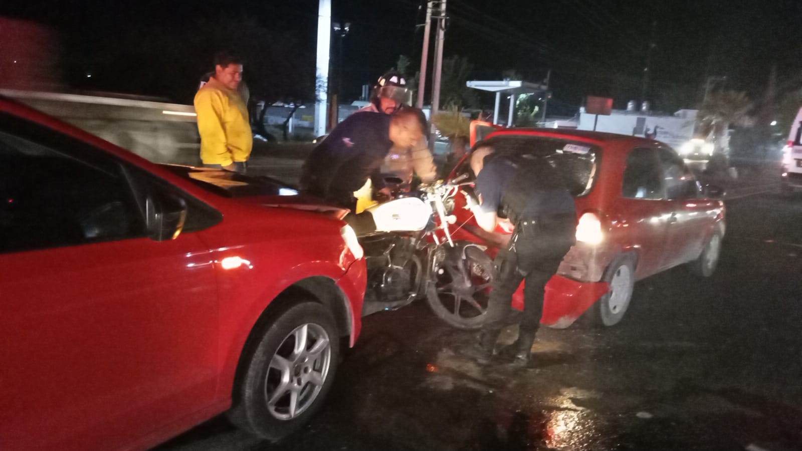 Actopan: Aparatoso accidente entre 3 autos y una moto