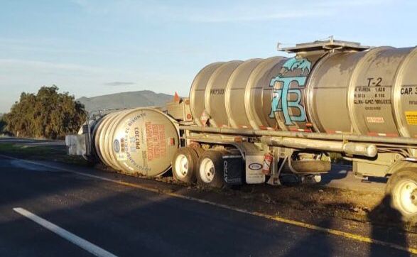 Autopista México-Tulancingo: cerrada tras volcar tráiler con combustible