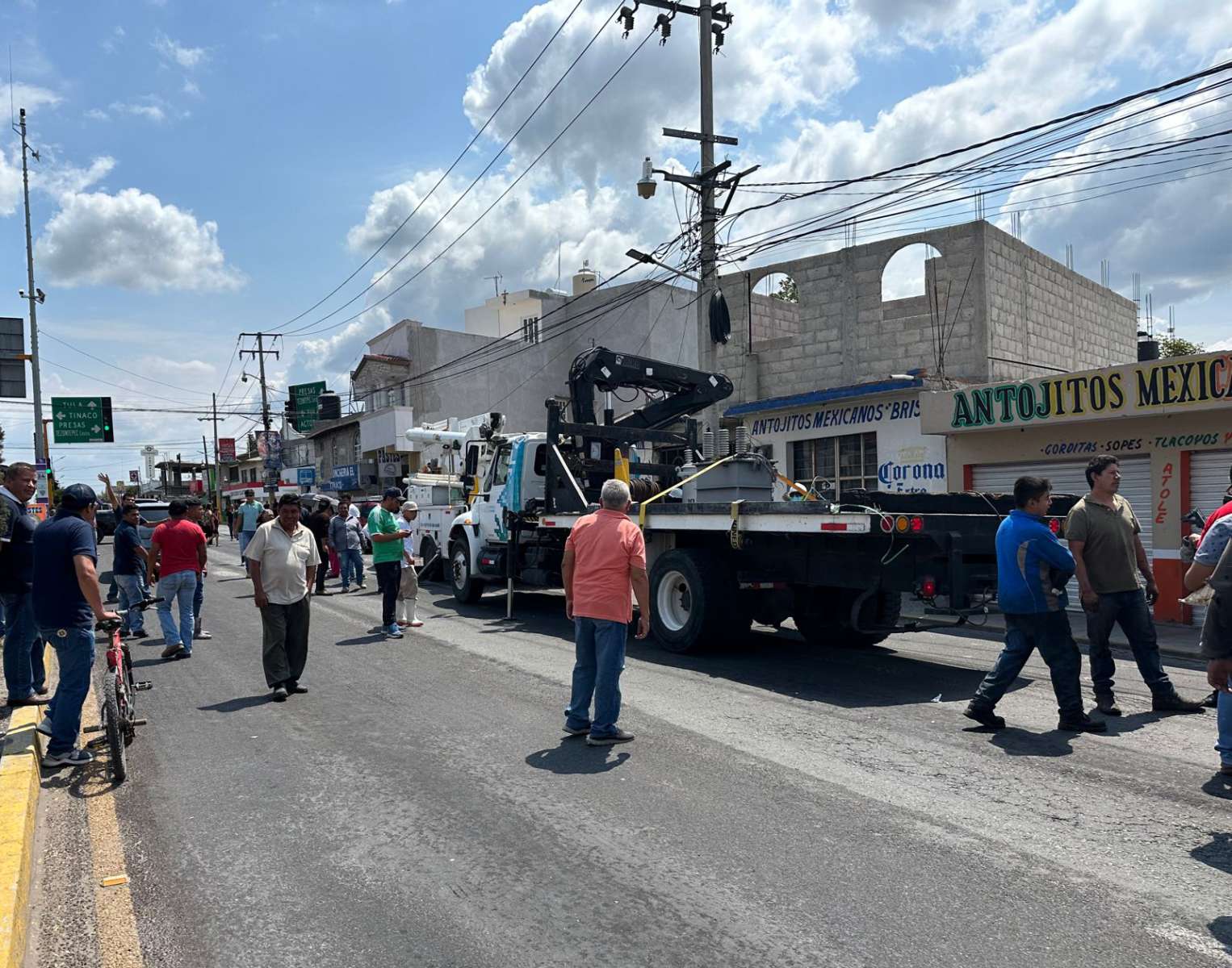 Tezontepec de Aldama: retienen a empleados de CFE ante cortes de luz