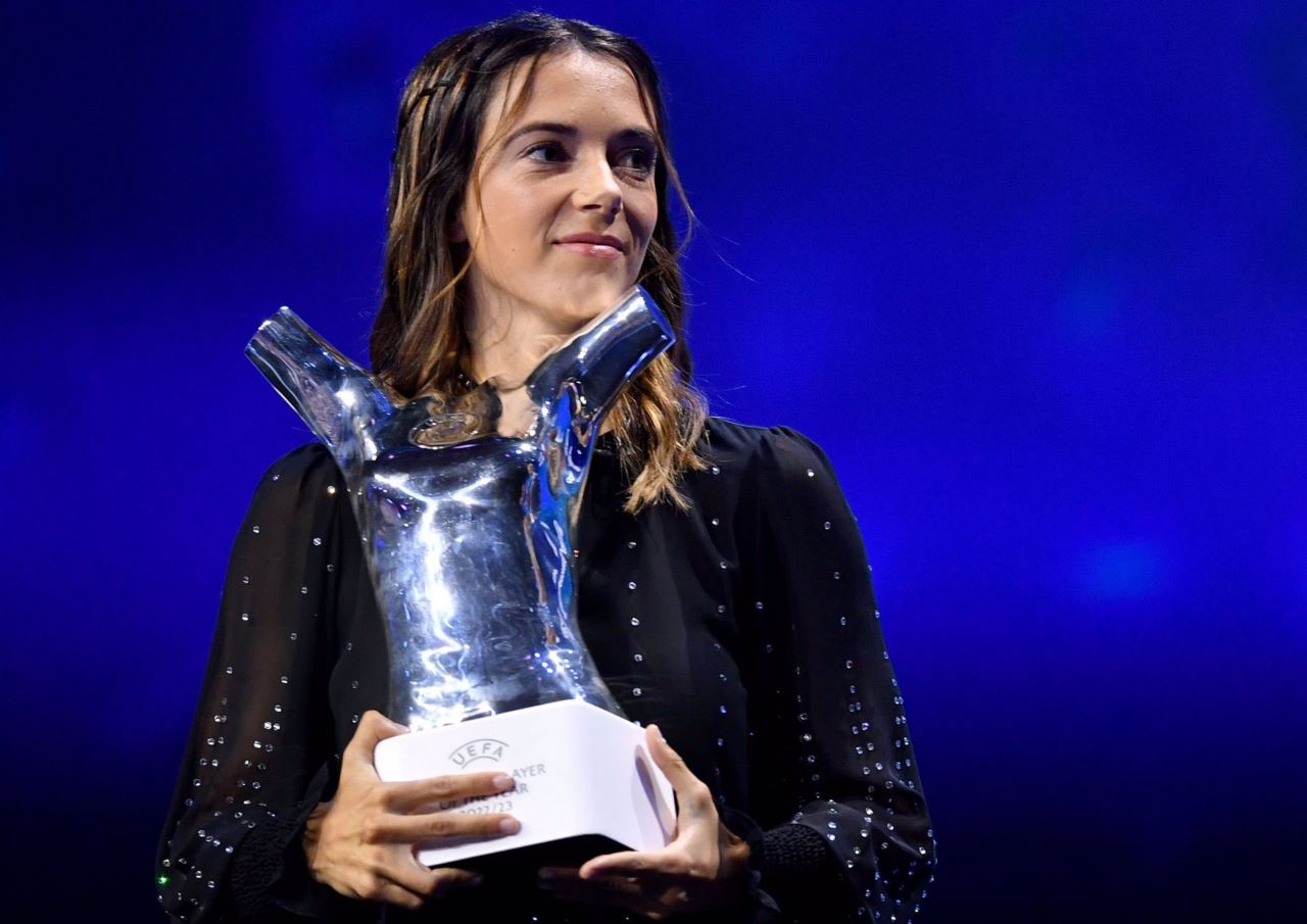 Aitana Bonmantí, mejor jugadora del año de la UEFA, se pronuncia a favor de Jenni Hermoso