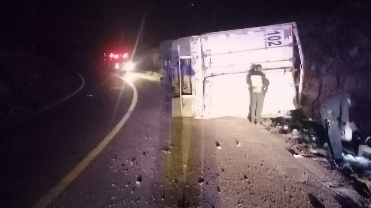 Alfajayucan: volcadura de tráiler deja dos lesionados, un menor incluido