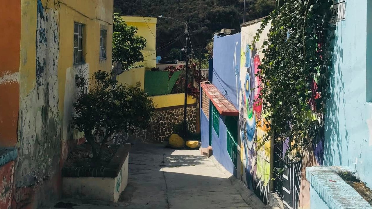 Pachuca: comienzan a pintar fachadas del Barrio Mágico El Arbolito