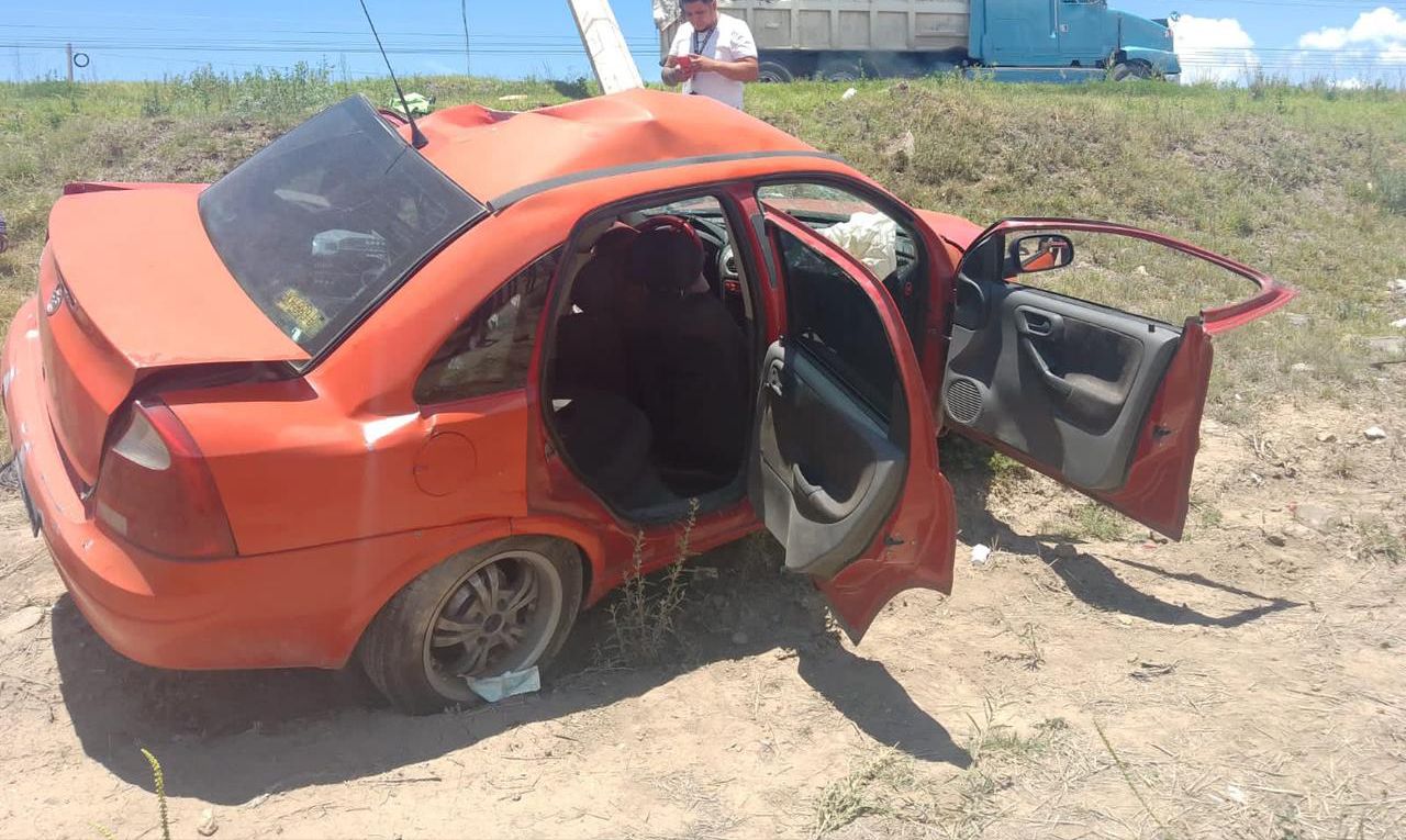 Carretera Pachuca-Sahagún: mujer queda prensada tras volcadura