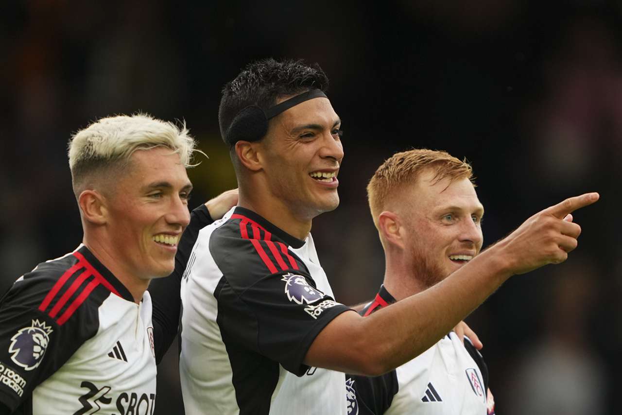 Raúl Jiménez anota su primer gol con el Fulham