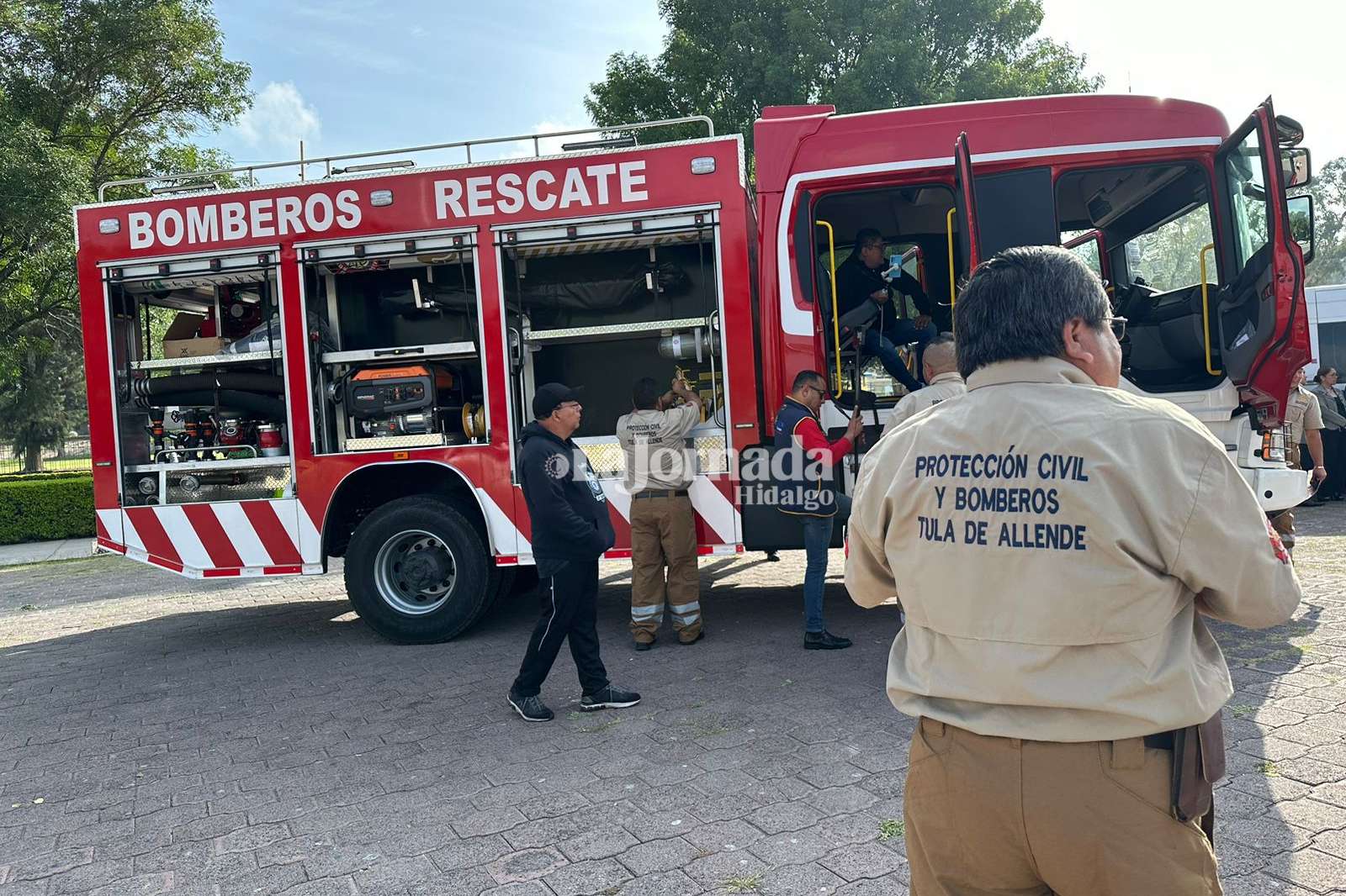 Tula de Allende: entregan ambulancia y camión de bomberos