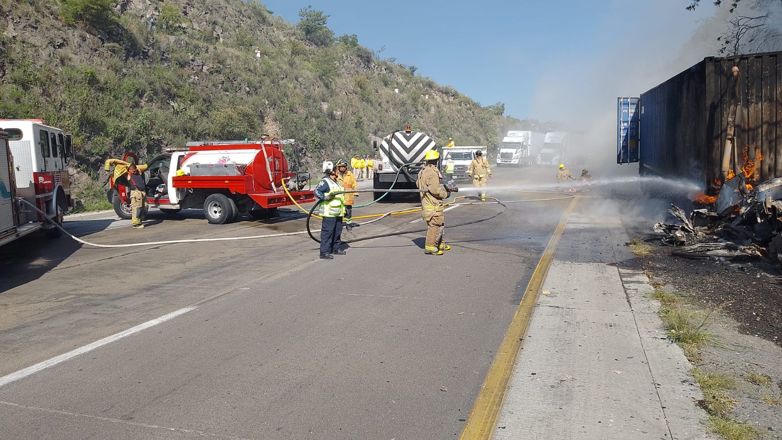 VIDEO | Se incendia tráiler tras accidente en la México-Querétaro