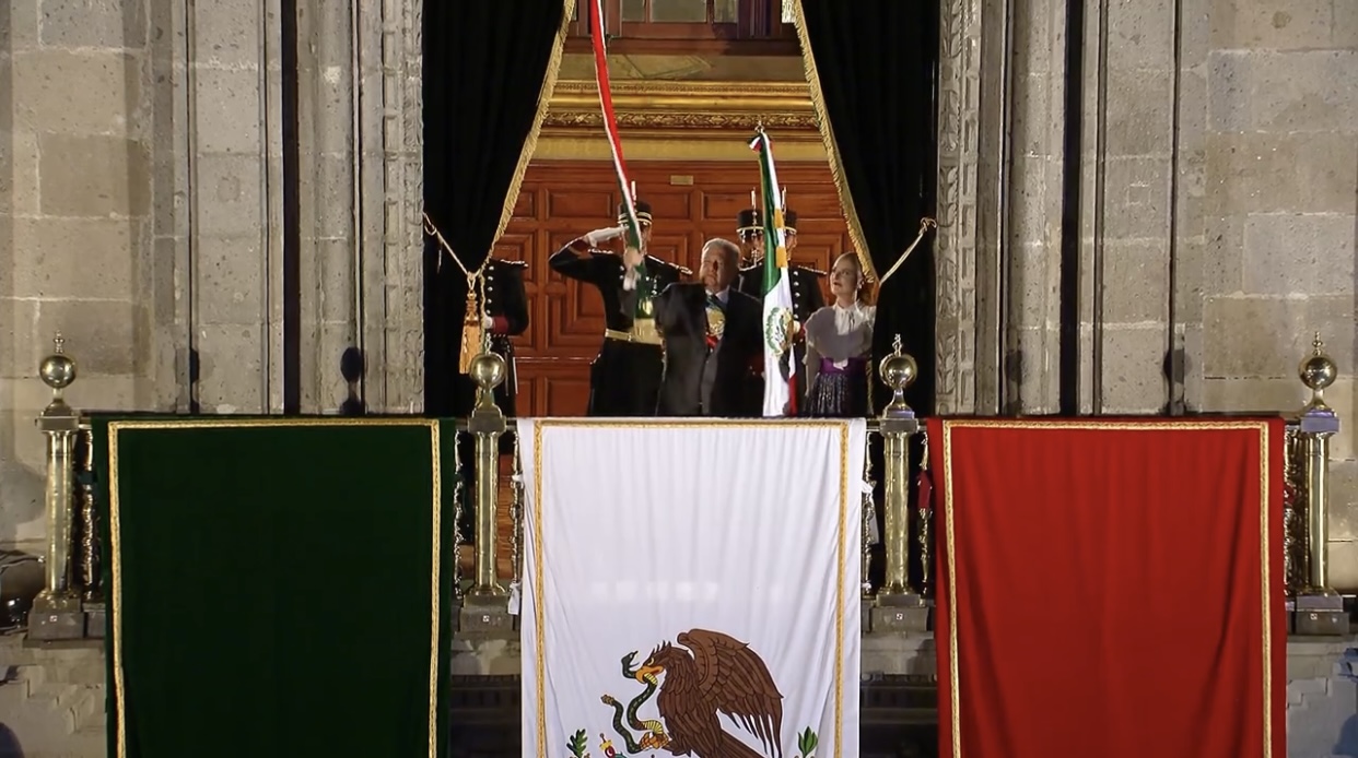 “¡Vivan los migrantes y pueblos indígenas!”: AMLO en Grito de Independencia