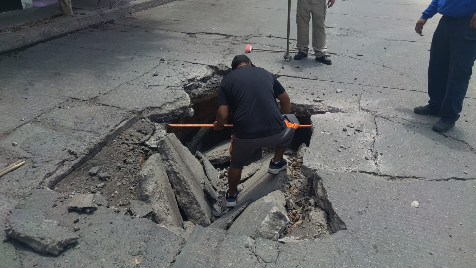 Tula de Allende: se abre socavón de tres metros en zona centro