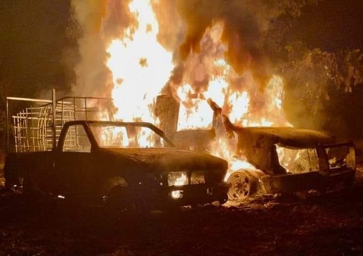 Incendio consume camionetas ligadas al robo de combustible en Tula de Allende