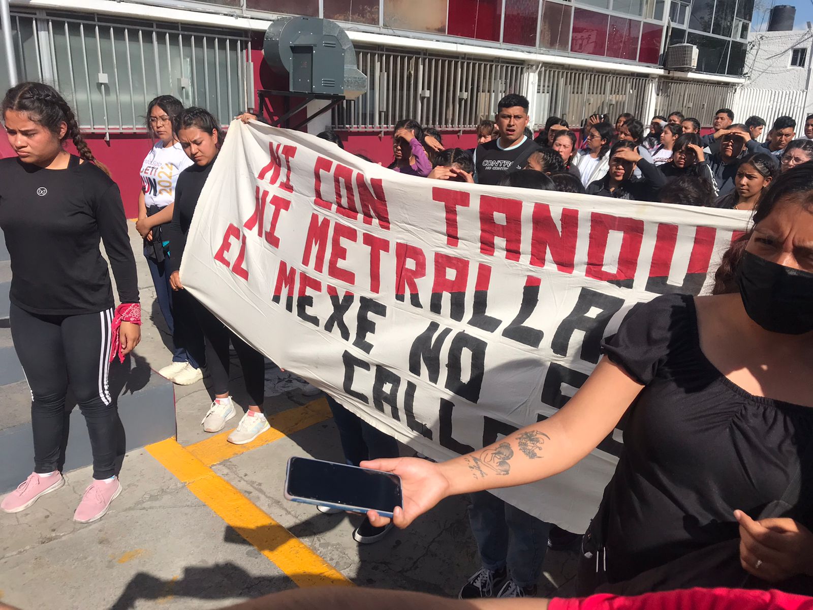 Estudiantes de El Mexe se manifiestan en Palacio de Gobierno; esto piden