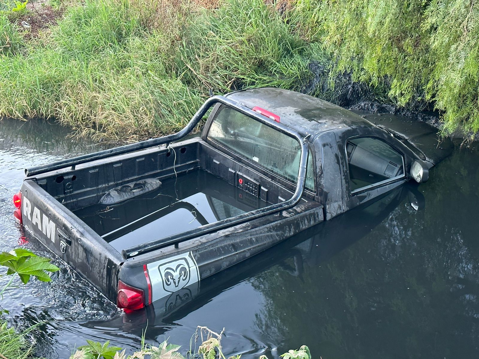 Tula: cae camioneta a canal de aguas negras