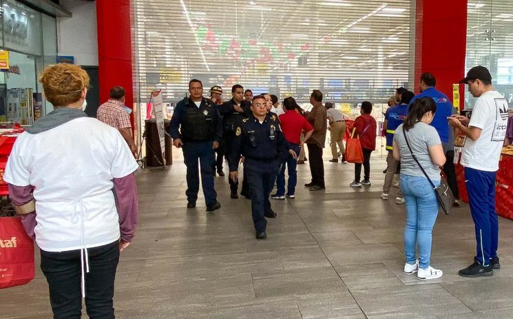 Muere mujer al desplomarse elevador en plaza de CDMX