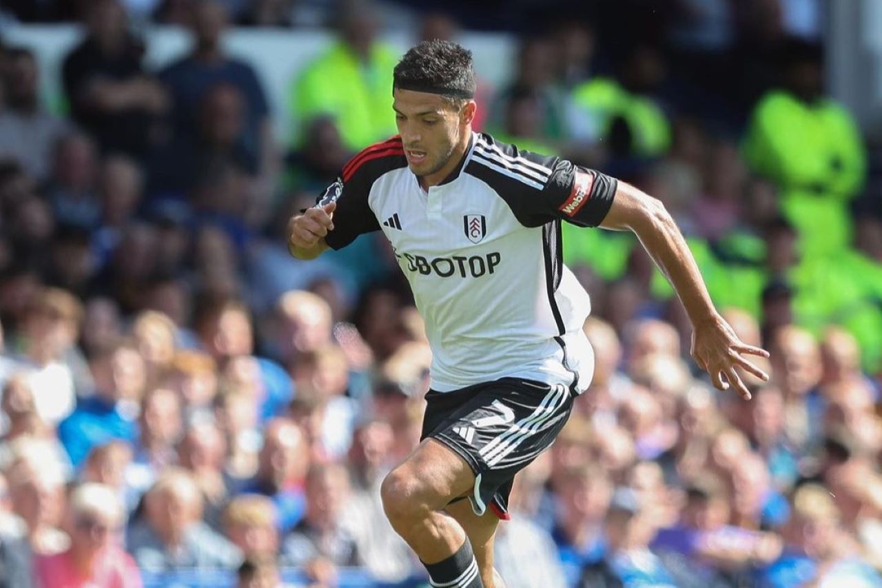 Raúl Jiménez fue titular y estuvo a punto de marcar un golazo en el empate del Fulham