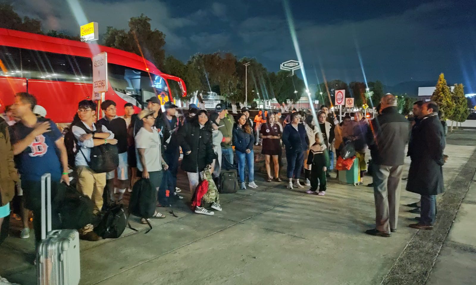 Llegan alumnos de la UAEH que estaban incomunicados en Acapulco