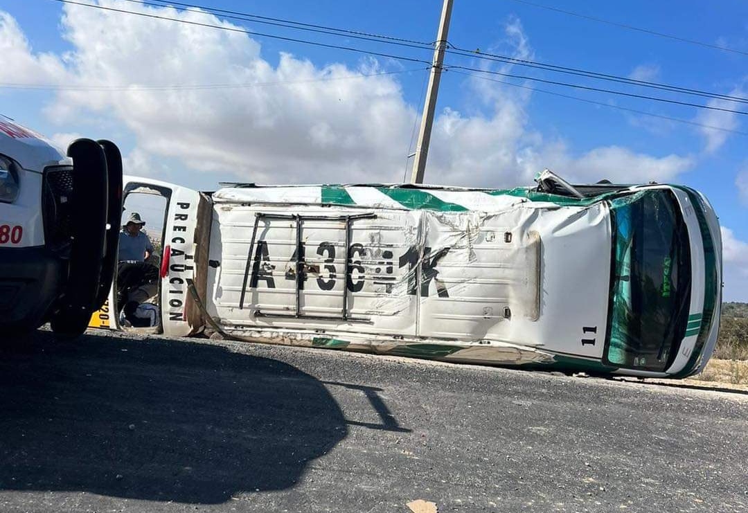 Apan: volcadura de combi deja 11 lesionados