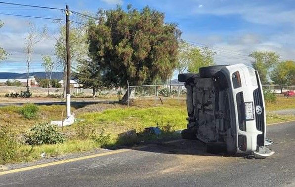 Autopista México-Pachuca: vuelca auto a la altura de Zapotlán