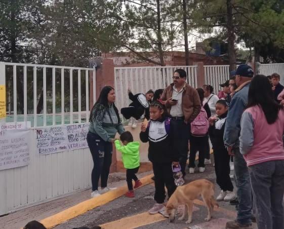 Atotonilco de Tula: padres de familia se manifiestan afuera de escuela primaria