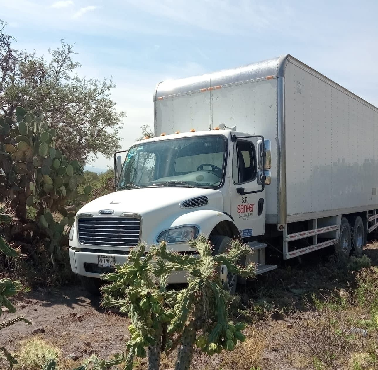 Tezontepec de Aldama: policía asegura vehículo de carga vandalizado