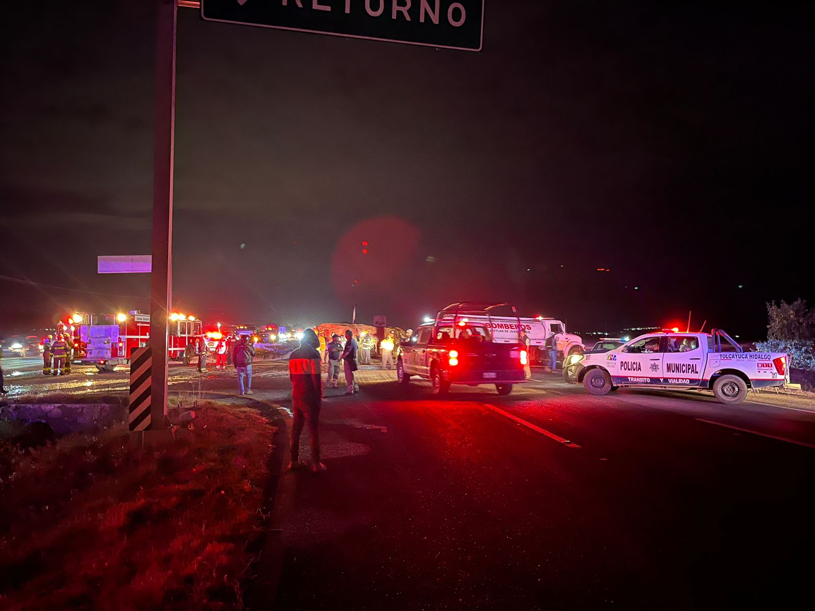 Autopista México-Pachuca: fuerte accidente causa incendio de tractocamión