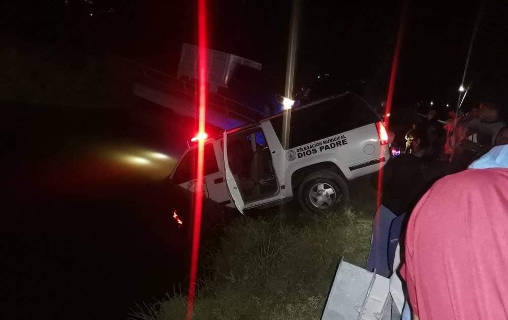 Ixmiquilpan: delegado cae a canal con camioneta oficial