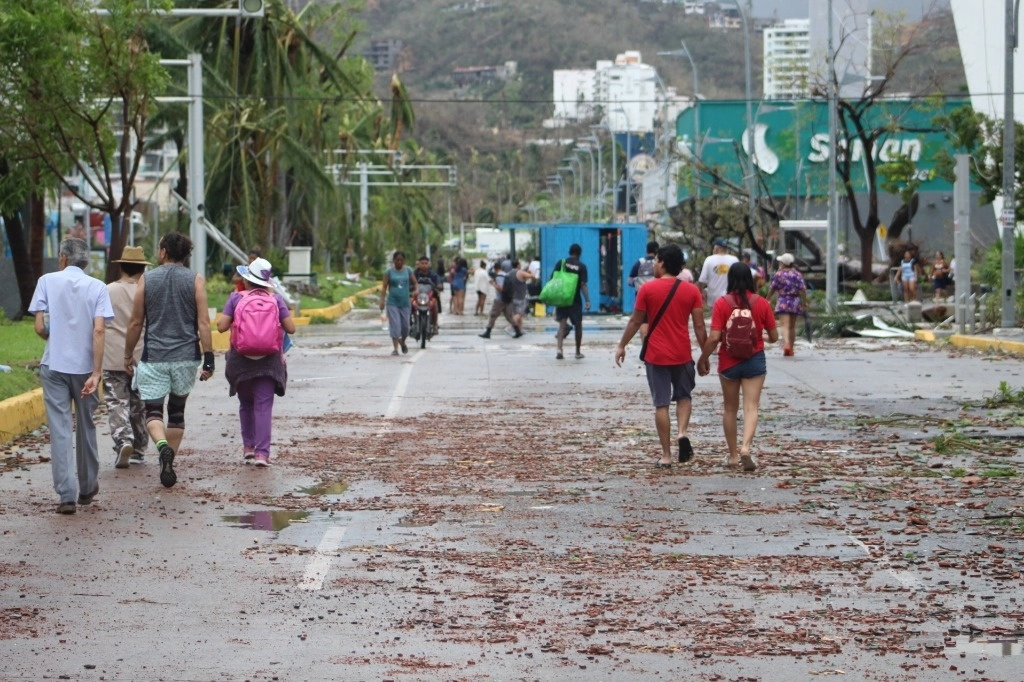 Huracán Otis: Abrirán puente aéreo para salida de turistas en Acapulco