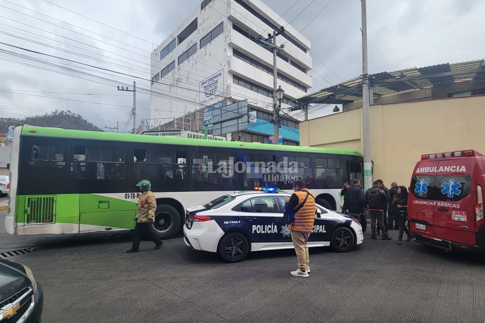 Tuzobús choca contra barda en centro de Pachuca