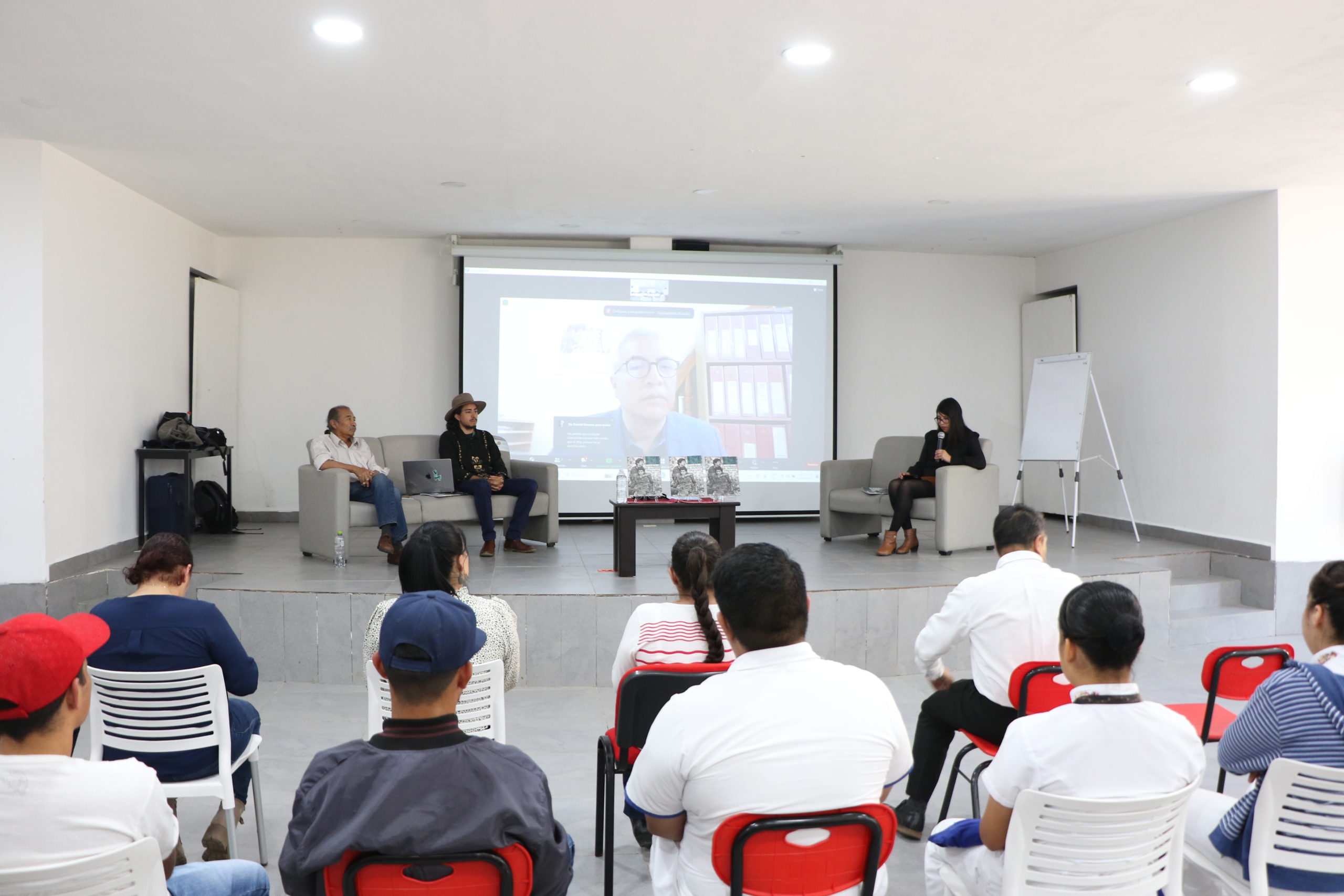 Presentan libro El Salvador: Huellas de la Conciencia en la UICEH