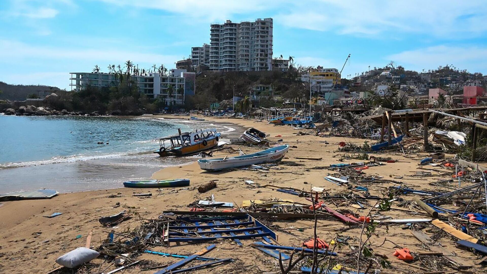 Se localizó a 394 personas con vida en Guerrero, informa Salgado