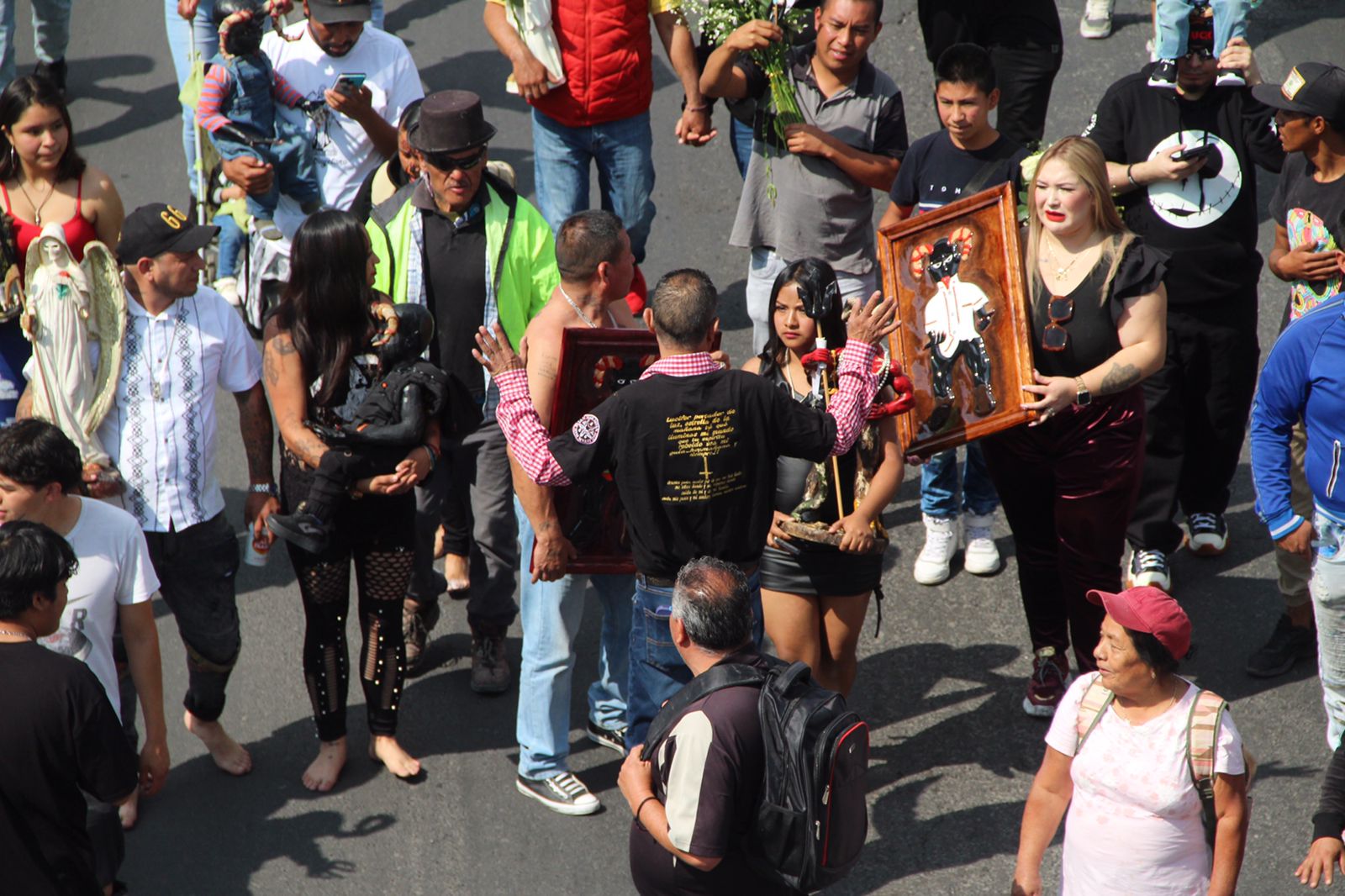 Realizan peregrinación y celebración a la Santa Muerte en Pachuca