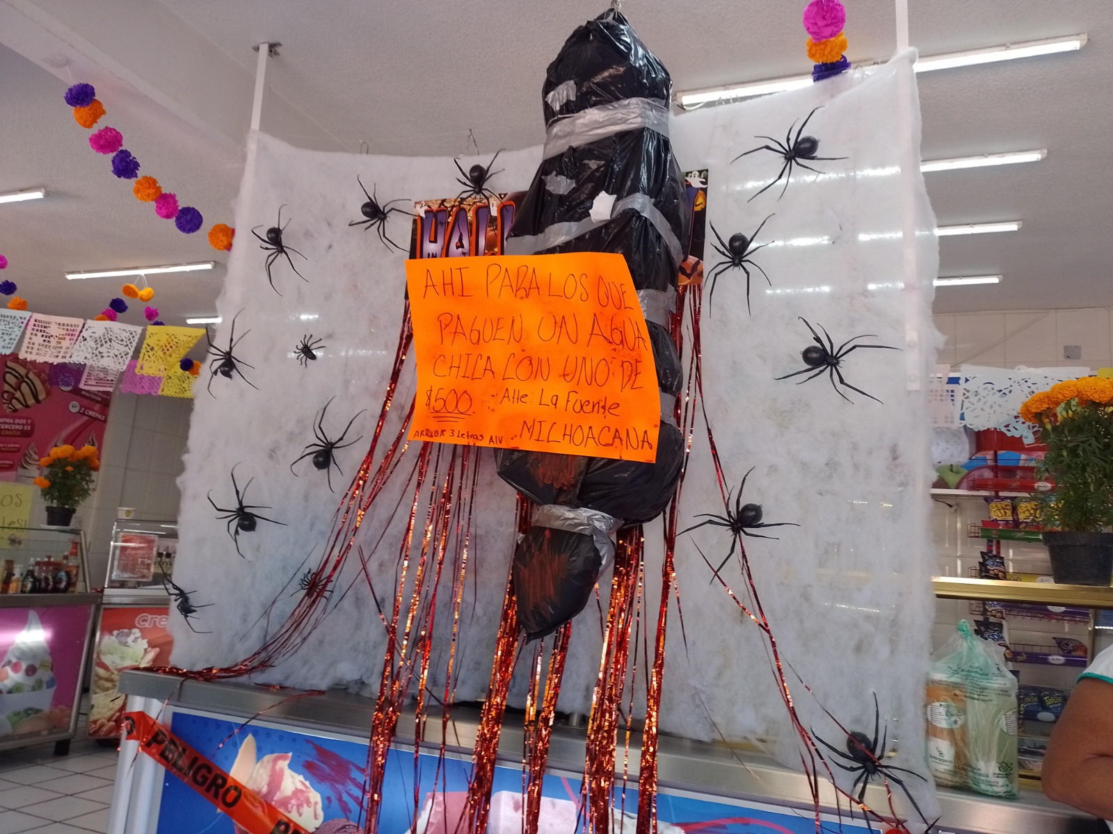 Comercios en Tula de Allende hacen apología del delito con “adornos” de Día de Muertos