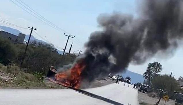 Fuego consume vehículo en la carretera Ixmiquilpan-Cardonal