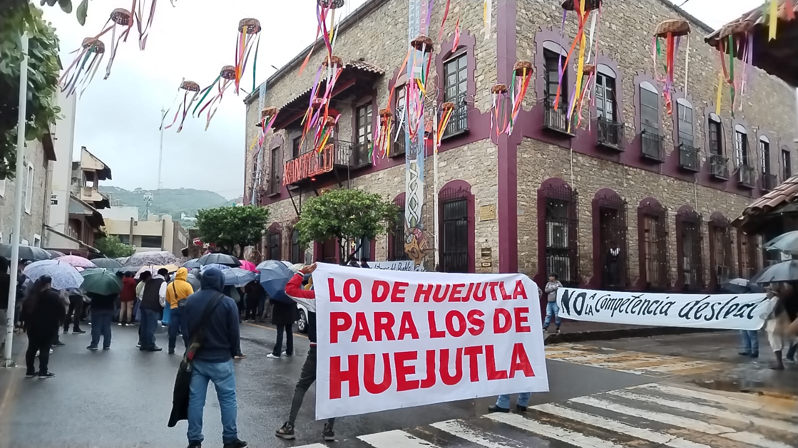 Huejutla: comerciantes marchan contra la instalación de bodegas chinas