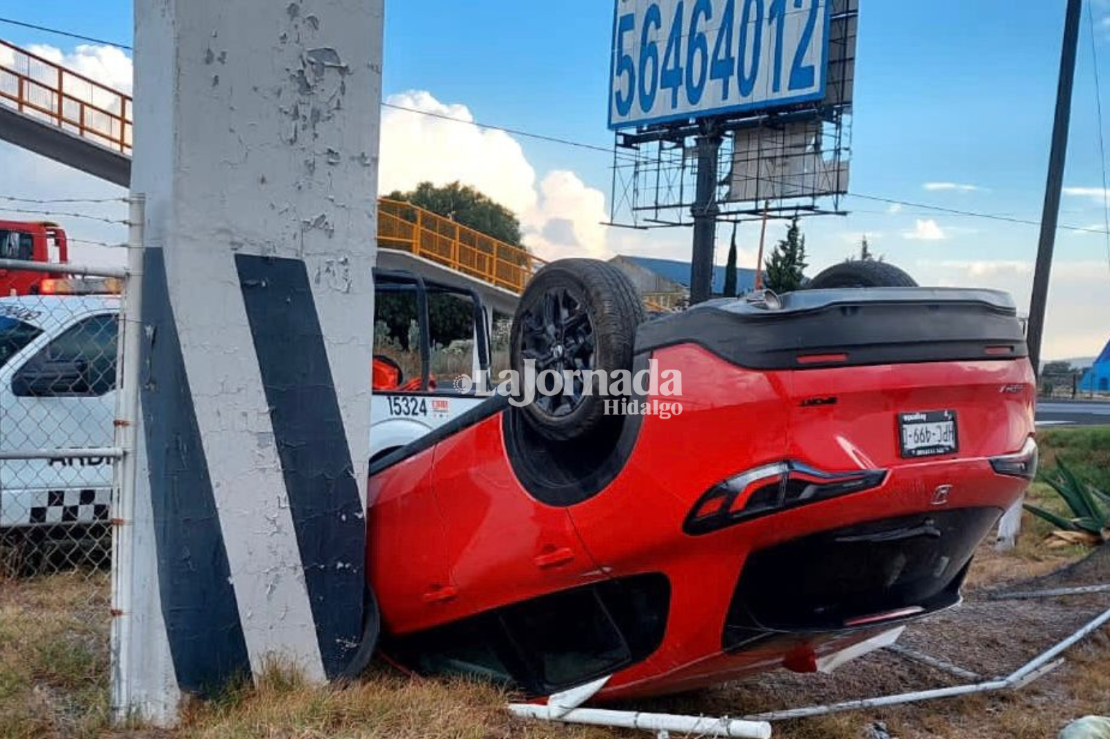 Carretera México-Pachuca: camioneta pierde el control y vuelca