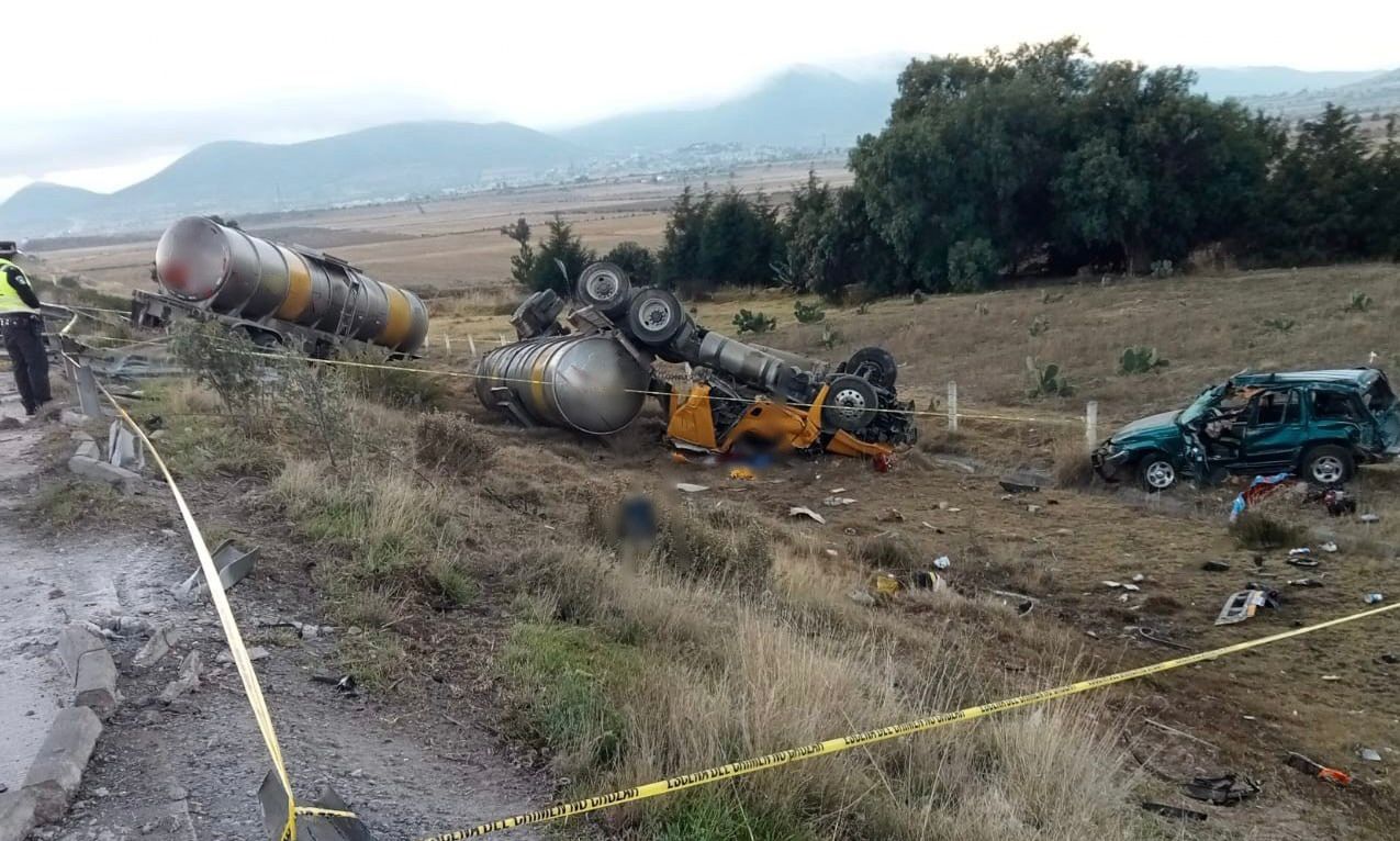 Autopista Arco Norte: volcadura de pipa deja una persona sin vida