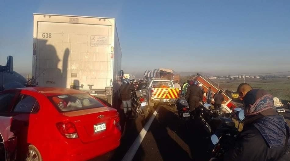 Choque de dos camiones el Circuito Exterior Mexiquense deja 7 muertos