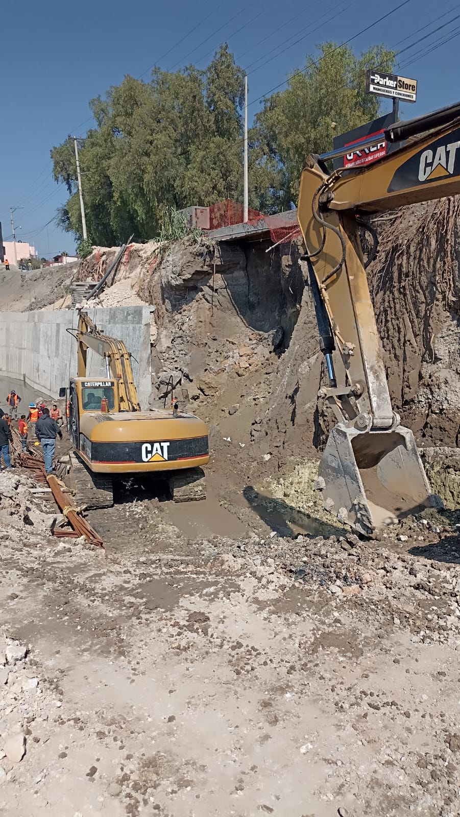 Derrumbe en obras del Río Tula deja tres trabajadores lesionados