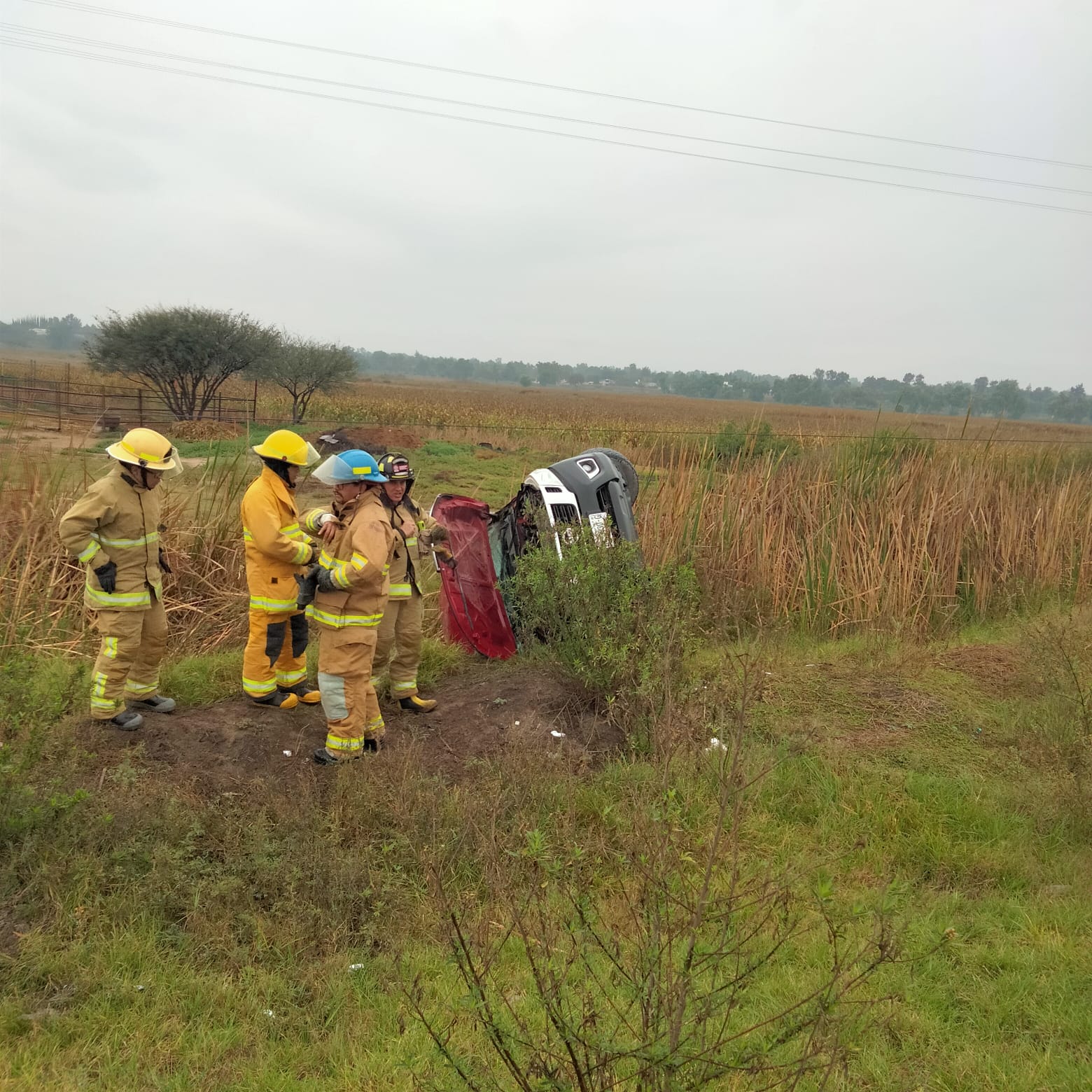 Volcadura en la México-Laredo deja una mujer herida y una camioneta destrozada