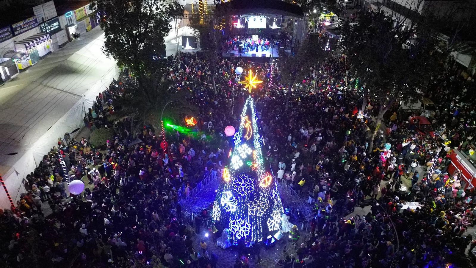 Así se vivió el encendido del árbol en Tizayuca