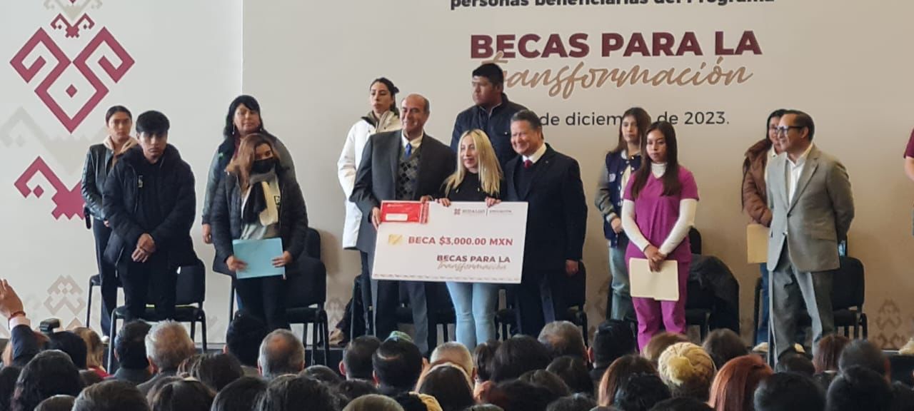 Becas para la Transformación: entregan tarjetas a universitarios